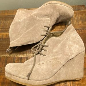 Solve Vita Suede Lace-up Booties
